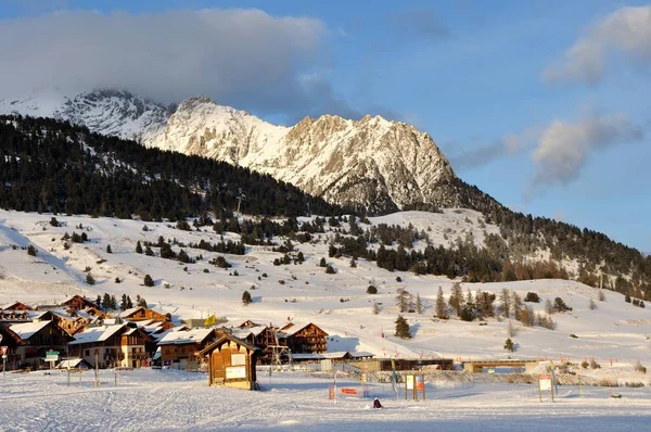 Andar na estação de Montgenevre tomado pelo frio, a neve a — Fotografia de Stock