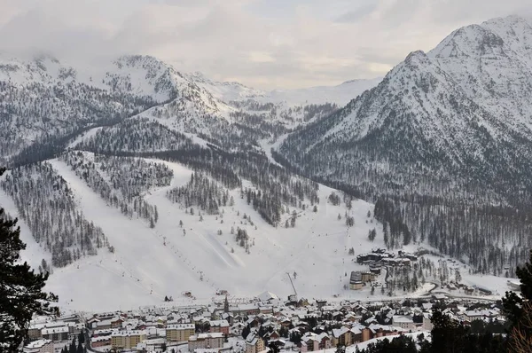 Caminata en la estación de Montgenevre tomada por el frío, la nieve a — Foto de Stock