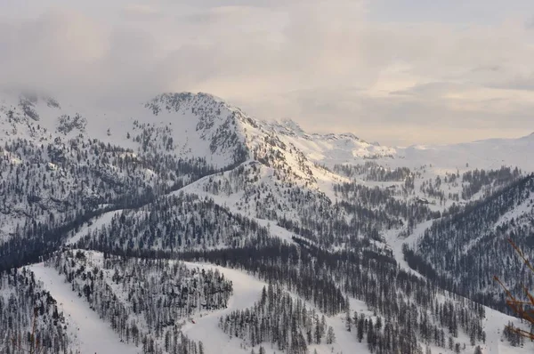 Promenad på stationen Montgenevre tas av kylan, snön en — Stockfoto