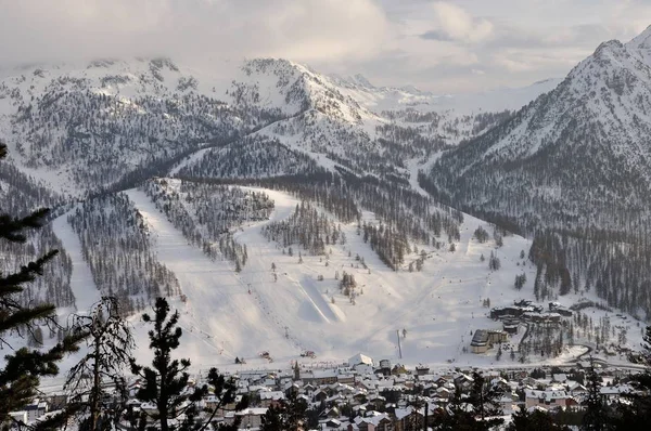 Montgenevre istasyonunda yürümek soğuk ve kar tarafından alınır.