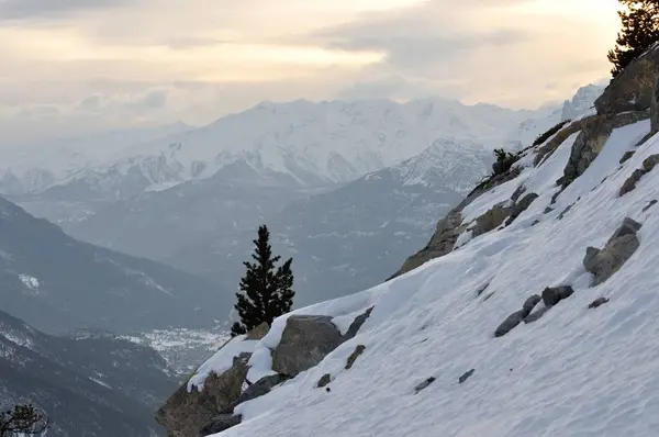 Promenad på stationen Montgenevre tas av kylan, snön en — Stockfoto