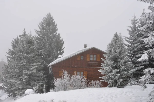 Caminata en la estación de Montgenevre tomada por el frío, la nieve a —  Fotos de Stock