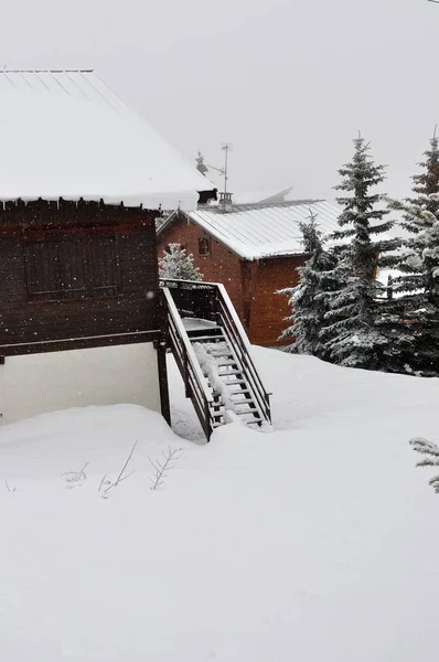 Promenade dans la gare de Montgenèvre prise par le froid, la neige a — Photo