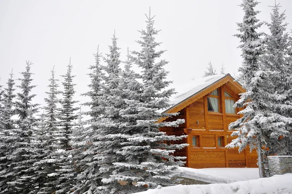 Wandelen in het station van Montgenevre genomen door de kou, de sneeuw a — Stockfoto