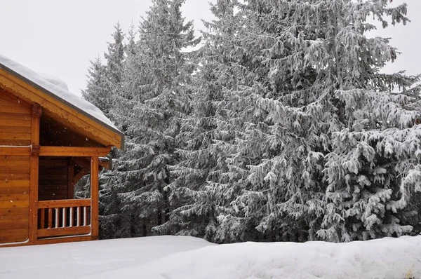 Andar na estação de Montgenevre tomado pelo frio, a neve a — Fotografia de Stock