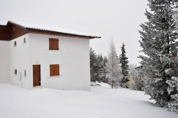 Montgenevre istasyonunda yürümek soğuk ve kar tarafından alınır. — Stok fotoğraf