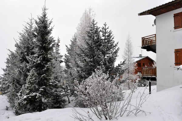 Promenad på stationen Montgenevre tas av kylan, snön en — Stockfoto