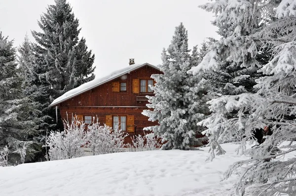 Caminata en la estación de Montgenevre tomada por el frío, la nieve a — Foto de Stock