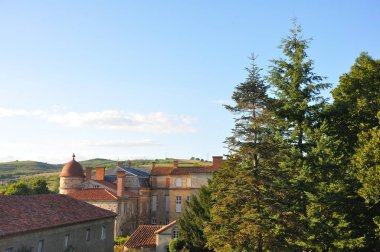 Fransız kırsalında, şatosu ve güzel evi var.