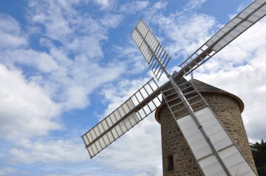 Fransa 'nın kırsal kesimlerinde yel değirmeni. Değirmenci habitatı un yapmak için
