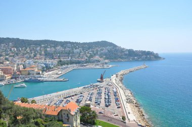 Fransa 'nın Deniz Alpleri' ndeki Nice şehrinin manzarası. İtalyan etkisi altında bu şehirde güzel parlak bir renk var.