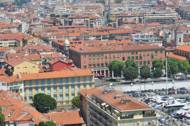Fransa 'nın Deniz Alpleri' ndeki Nice şehrinin manzarası. İtalyan etkisi altında bu şehirde güzel parlak bir renk var.