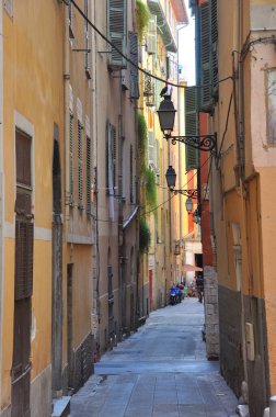 Fransa 'nın Deniz Alpleri' ndeki Nice şehrinin manzarası. İtalyan etkisi altında bu şehirde güzel parlak bir renk var.