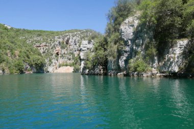 Esparron Gölü, Fransa 'da tekne gezisi. Verdon Boğazı 'nın güzel bölgesi.
