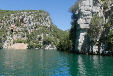 Esparron Gölü, Fransa 'da tekne gezisi. Verdon Boğazı 'nın güzel bölgesi.