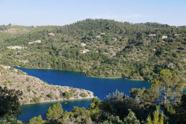 Esparron Gölü, Fransa 'da tekne gezisi. Verdon Boğazı 'nın güzel bölgesi.