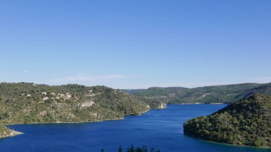 Esparron Gölü, Fransa 'da tekne gezisi. Verdon Boğazı 'nın güzel bölgesi.