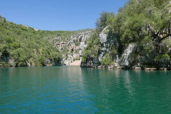 Przejażdżka Łodzią Jeziorze Esparron Francji Piękny Region Gorges Verdon — Zdjęcie stockowe