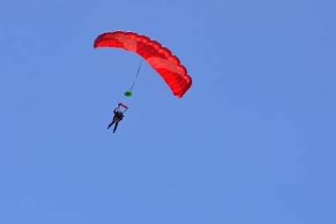Fransa 'da yamaç paraşütü uçuşu. Mavi gökyüzünde uçmanın zevki