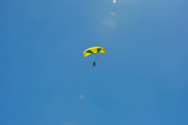 Let Paraglidingem Francie Potěšení Létání Modré Obloze — Stock fotografie