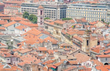 Fransa 'nın Deniz Alpleri' ndeki Nice şehrinin manzarası. İtalyan etkisi altında bu şehirde güzel parlak bir renk var.