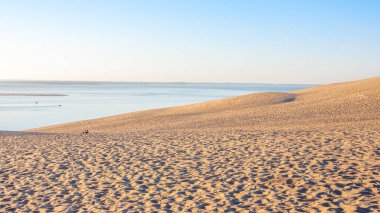 Arcachon Havzası, Fransa 'daki yastık kumuluna güneş vuruyor.