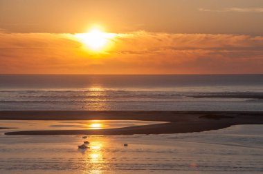 Arcachon Havzası, Fransa 'daki yastık kumuluna güneş vuruyor.