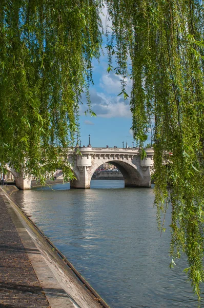 フランスのパリのセーヌ川のほとりを歩く — ストック写真