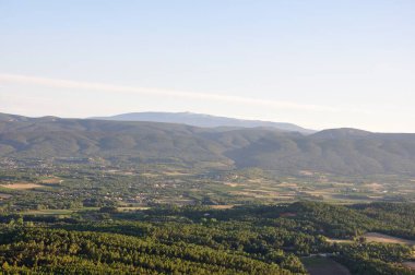 Fransa 'nın Roussillon köyünün yukarısındaki vaucluse' da sıcak hava balonu uçuşu.