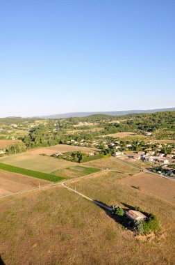 Fransa 'nın Roussillon köyünün yukarısındaki vaucluse' da sıcak hava balonu uçuşu.