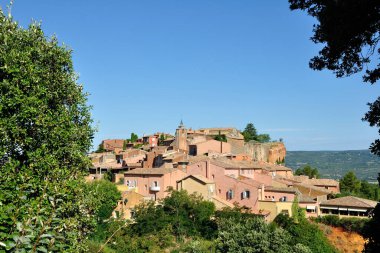 Fransa 'nın bağlar ve köyleri arasında vaucluse, roussillon ve bonnieux köyü