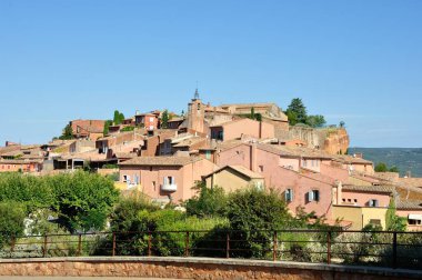 Bağlar ve köy arasındaki vaucluse, roussillon ve bonnieux köyü, Francevillage of vaucluse, roussillon ve bonnieux üzümler ve Fransa 'nın