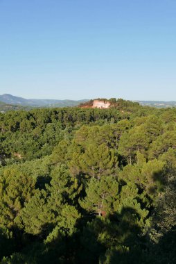 Fransa 'nın Roussillon köyünün yukarısındaki vaucluse' da sıcak hava balonu uçuşu.