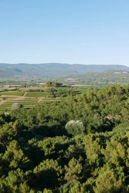 Fransa 'nın Roussillon köyünün yukarısındaki vaucluse' da sıcak hava balonu uçuşu.