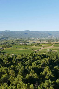 Fransa 'nın Roussillon köyünün yukarısındaki vaucluse' da sıcak hava balonu uçuşu.