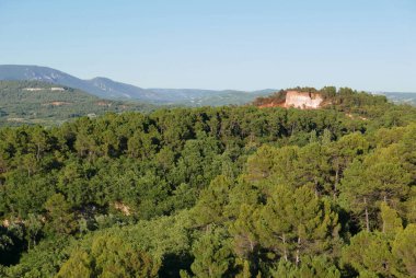 Fransa 'nın Roussillon köyünün yukarısındaki vaucluse' da sıcak hava balonu uçuşu.