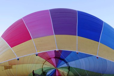 Fransa 'nın Roussillon köyünün yukarısındaki vaucluse' da sıcak hava balonu uçuşu.