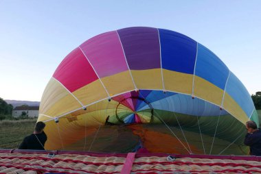 Fransa 'nın Roussillon köyünün yukarısındaki vaucluse' da sıcak hava balonu uçuşu.