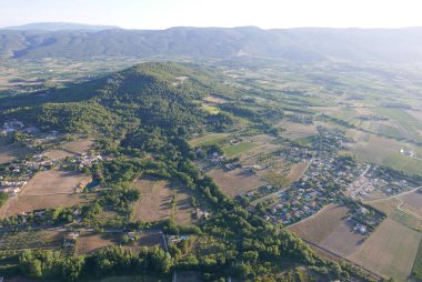 Fransa 'nın Roussillon köyünün yukarısındaki vaucluse' da sıcak hava balonu uçuşu.