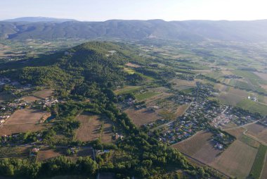 Fransa 'nın Roussillon köyünün yukarısındaki vaucluse' da sıcak hava balonu uçuşu.