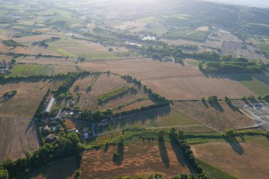 Fransa 'nın Roussillon köyünün yukarısındaki vaucluse' da sıcak hava balonu uçuşu.