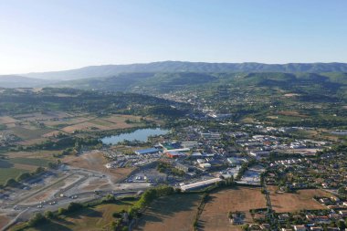 Fransa 'nın Roussillon köyünün yukarısındaki vaucluse' da sıcak hava balonu uçuşu.
