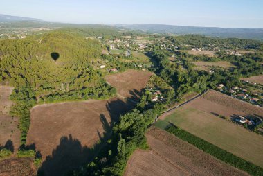Fransa 'nın Roussillon köyünün yukarısındaki vaucluse' da sıcak hava balonu uçuşu.