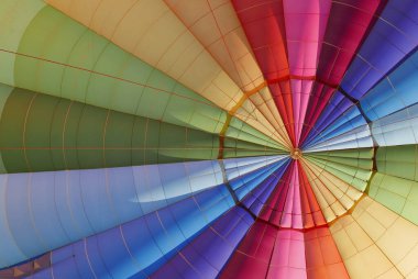 Fransa 'nın Roussillon köyünün yukarısındaki vaucluse' da sıcak hava balonu uçuşu.