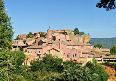 Fransa 'nın bağlar ve köyleri arasında vaucluse, roussillon ve bonnieux köyü