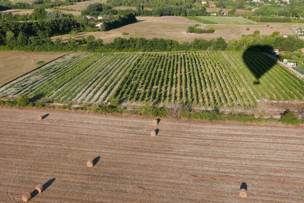 フランスのルシヨン村上空のヴォーキュースで熱気球飛行 — ストック写真