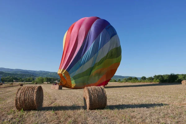 フランスのルシヨン村上空のヴォーキュースで熱気球飛行 — ストック写真