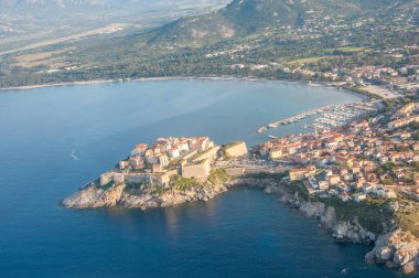 İlkbaharda Korsika üzerinde uçuş. Calvi ve Piana dereleri görünürde. Fransa