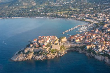 İlkbaharda Korsika üzerinde uçuş. Calvi ve Piana dereleri görünürde. Fransa