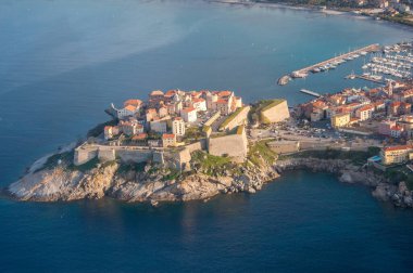 İlkbaharda Korsika üzerinde uçuş. Calvi ve Piana dereleri görünürde. Fransa